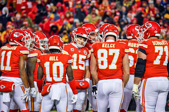 Patrick Mahomes leads a Chiefs huddle